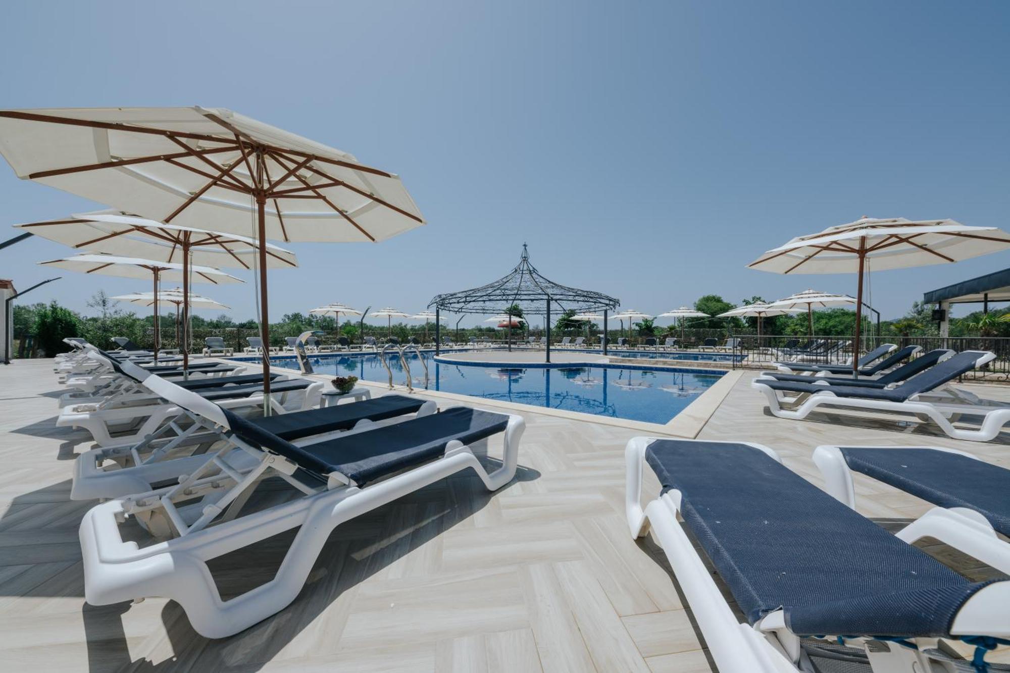 Imperial Family Resort Улцинь Экстерьер фото